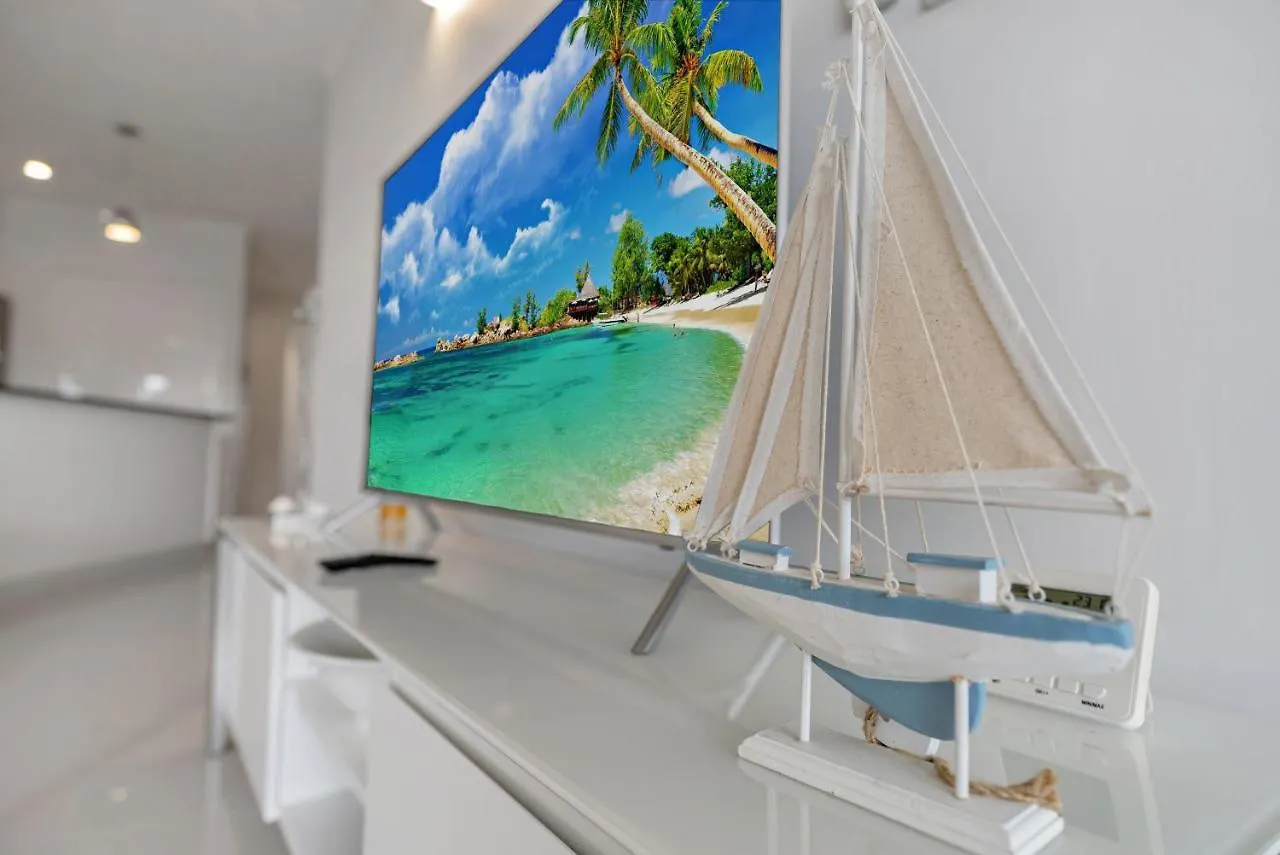 Cairns Waterfront Condo - 5 Minutes From Airport Apartment